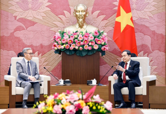  Top legislator receives Lao foreign minister in Hanoi